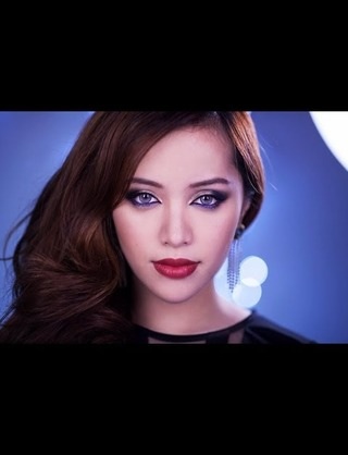 ざわちん初のものまねメイク本、発売1カ月で8万部突破!