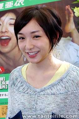 加護亜依(25)「スクール水着みたい」な水着姿を公開する