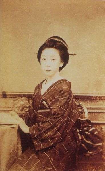 お笑い芸人・椿鬼奴さんが弓道着で矢を放つ瞬間、めっちゃ美しい…