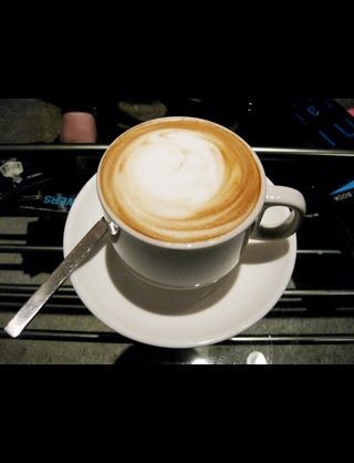 カフェに一人で入ったことがある人いますか?