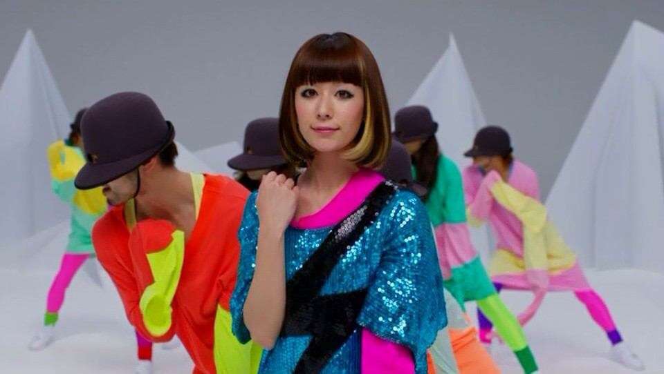 派手なファッションやメイクが似合う芸能人は？