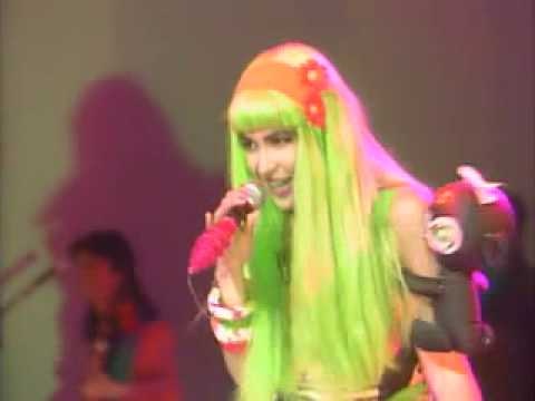 派手なファッションやメイクが似合う芸能人は？
