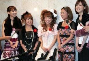 前田敦子、高橋みなみ＆峯岸みなみと一緒に結婚式出席