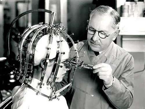 いけないものを見てしまったかも…美容ツールを使う戦前の女性たちの写真14枚