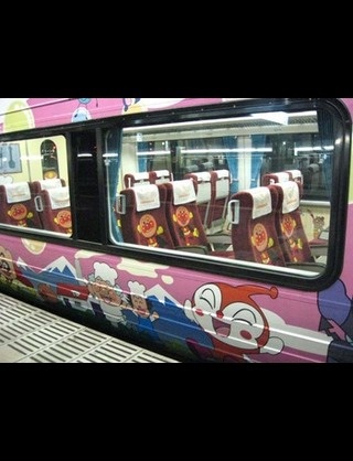 萌えキャラがプリントされた電車がイタいと話題にww