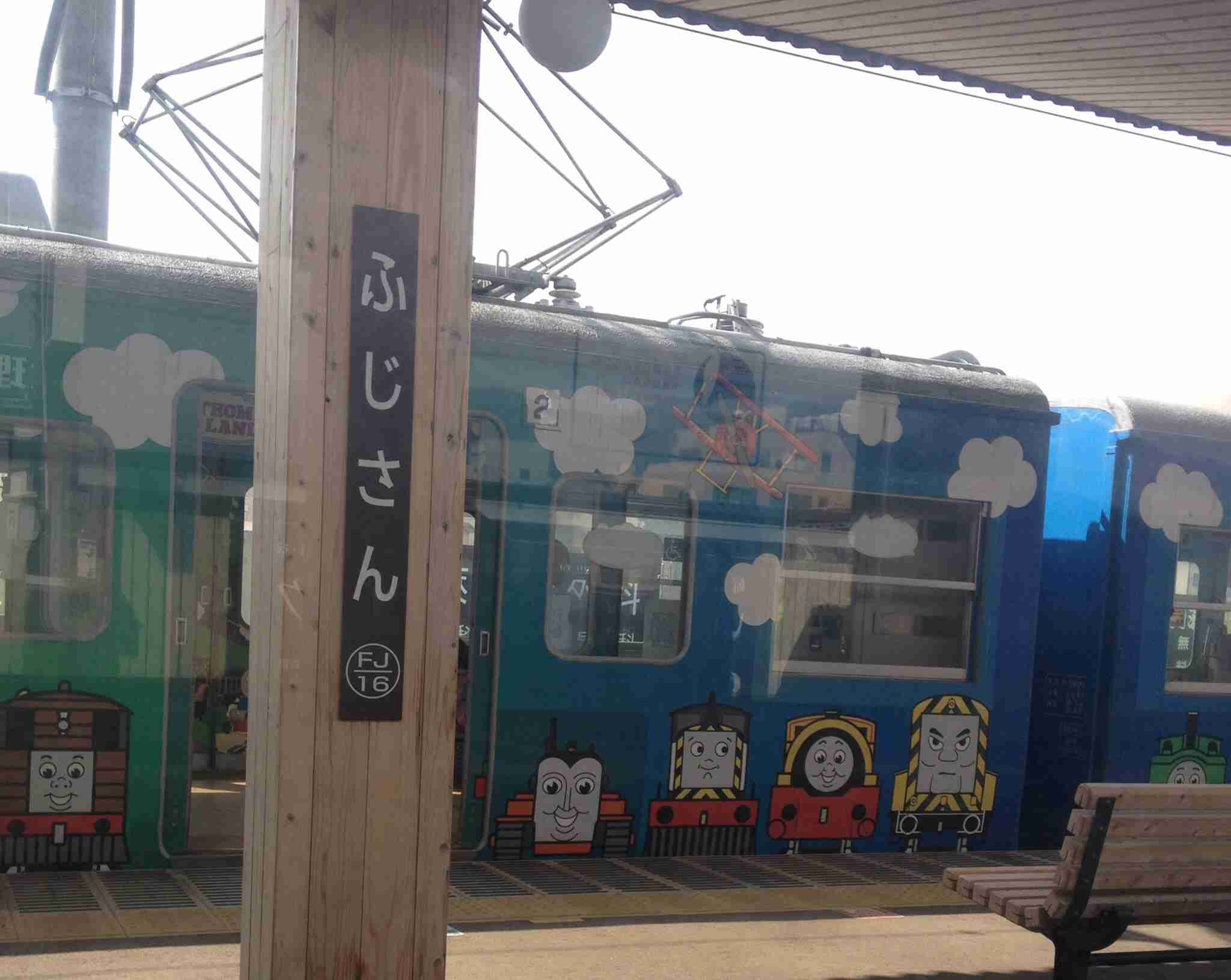 萌えキャラがプリントされた電車がイタいと話題にww
