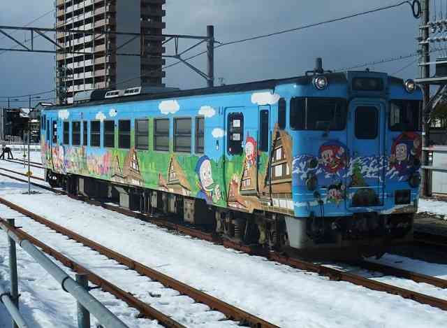 萌えキャラがプリントされた電車がイタいと話題にww