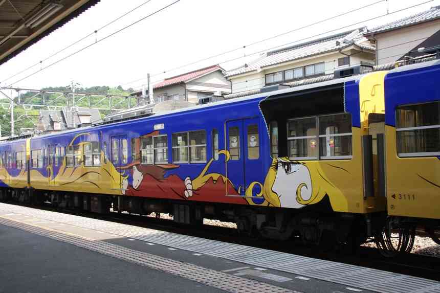 萌えキャラがプリントされた電車がイタいと話題にww