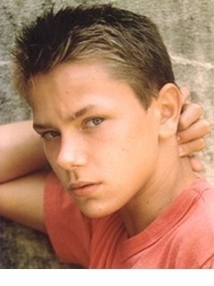 みなさん、今週もお疲れ様です。イケメン画像で目の回復を。