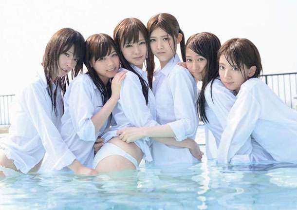 AKB48小嶋陽菜がキュートなお姫様に！ 豪華ドレスで“困り顔”披露