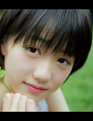 AKB48小嶋陽菜がキュートなお姫様に！ 豪華ドレスで“困り顔”披露