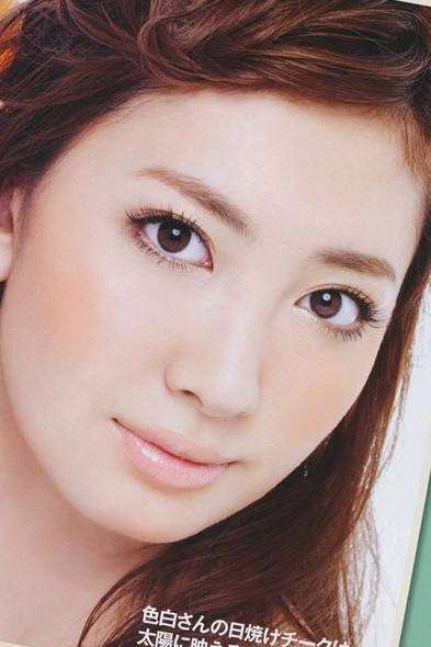 AKB48小嶋陽菜がキュートなお姫様に！ 豪華ドレスで“困り顔”披露