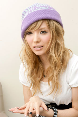 益若つばさ、髪色チェンジ＆メイド服姿公開