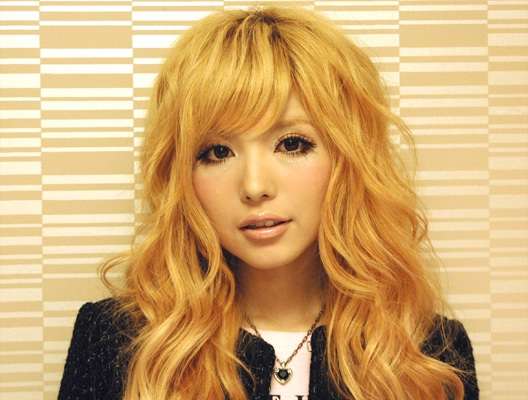 益若つばさ、髪色チェンジ＆メイド服姿公開