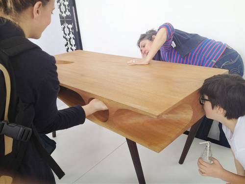にゃんこと一緒に使うテーブル、内部に“遊べる”穴や通路