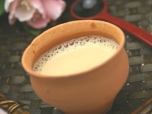 訪日中のダライ・ラマ14世…なんとコンビニで紅茶花伝をご購入