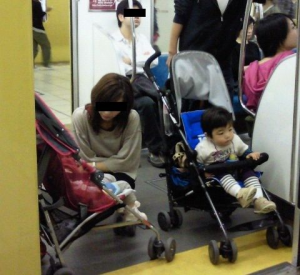 ベビーカーマーク「若い母親甘やかし過ぎ」と年配女性が苦情