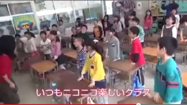 【動画】ある小学校の朝一のハイテンションすぎる「あいさつ訓練」に賛否両論