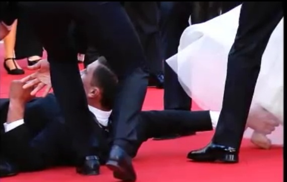 カンヌ映画祭で女優のスカートの中に男が潜り込む！過去にはレオナルド・ディカプリオの股間を襲ったことも