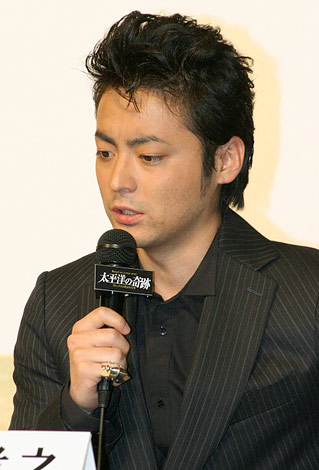スーツが似合う男性芸能人のトピ