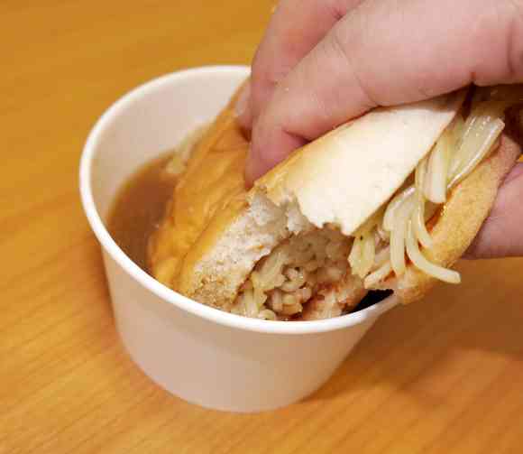 ロッテリアのつけ麺バーガー、広告写真と実際の商品の差がひどすぎると話題