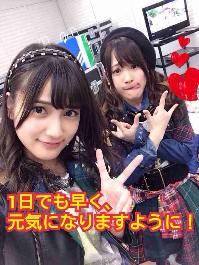 AKB48川栄李奈・入山杏奈が退院「ご心配をおかけしました」…負傷した腕にはタオル