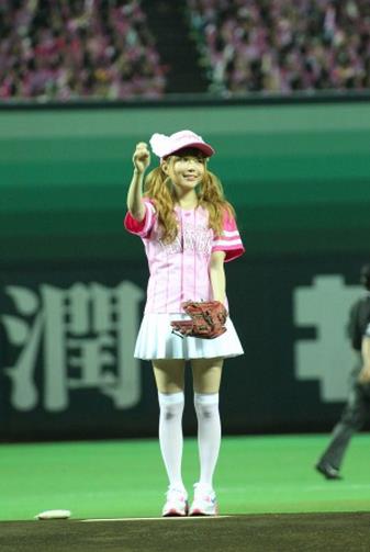 益若つばさが人生初の始球式！有吉弘行から「パンチラ」指令も