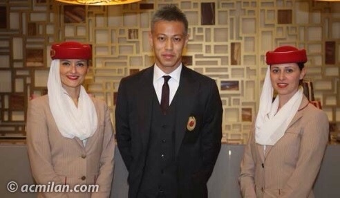 サッカー本田圭佑、黄色いジャケットで帰国！羽田空港大パニック