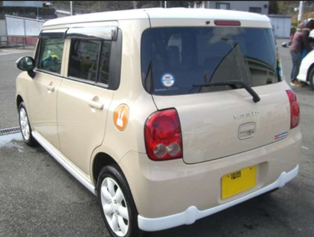 乗っている車は？