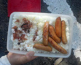 オカンのワイルド過ぎる手抜き弁当