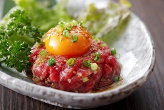 焼き肉屋で絶対食べるメニューは？ 1位は○○！