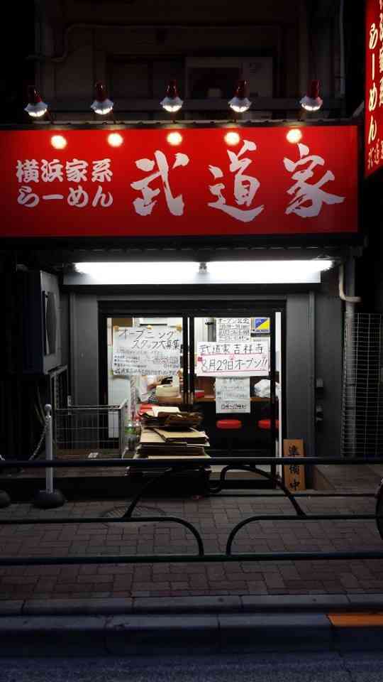 コンビニで見かけて我慢できずキスを繰り返した男逮捕
