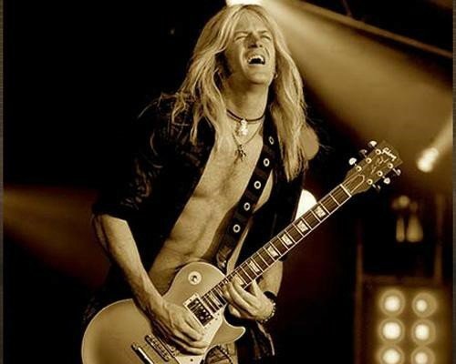 好きなギタリストは誰ですか？