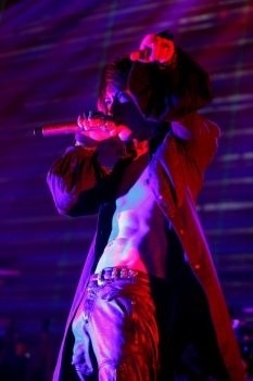 狩野英孝、ダイエットと筋トレに成功し割れた腹筋披露