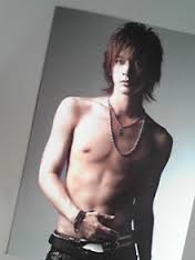 狩野英孝、ダイエットと筋トレに成功し割れた腹筋披露