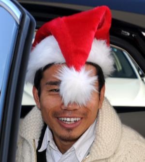 【サッカー】内田篤人、急に開いたバスのドアに顔面をぶつける瞬間を撮られるww