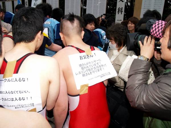 新宿コマ劇場前で女子大生が集団昏倒する異常事態が発生、男子生徒は比較的軽症