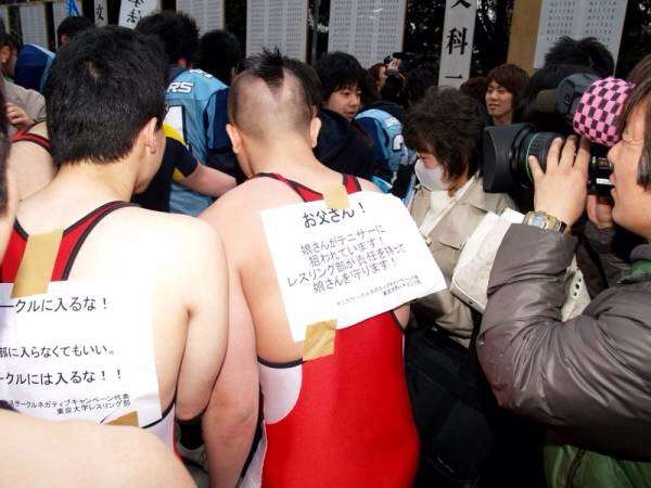 新宿コマ劇場前で女子大生が集団昏倒する異常事態が発生、男子生徒は比較的軽症