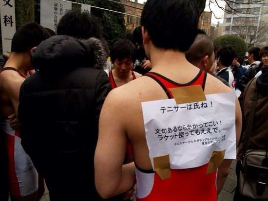 新宿コマ劇場前で女子大生が集団昏倒する異常事態が発生、男子生徒は比較的軽症
