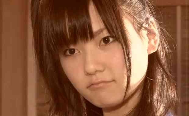 AKB48島崎遥香、写真集で“犬コスプレ”披露　AKBが水着姿で犬と熱いたわむれ