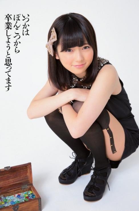 AKB48島崎遥香、写真集で“犬コスプレ”披露　AKBが水着姿で犬と熱いたわむれ