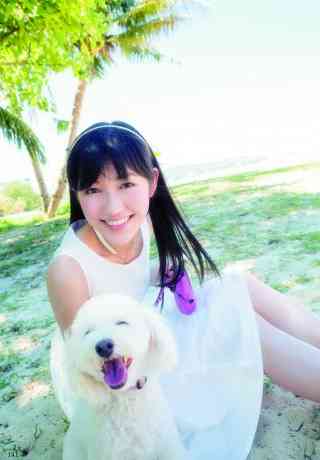 AKB48島崎遥香、写真集で“犬コスプレ”披露　AKBが水着姿で犬と熱いたわむれ