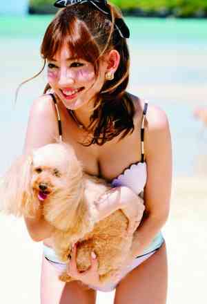 AKB48島崎遥香、写真集で“犬コスプレ”披露　AKBが水着姿で犬と熱いたわむれ