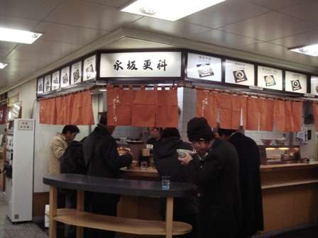 立ち食いそばの正体は蕎麦じゃなくて“茶色いうどん”だった事が判明！