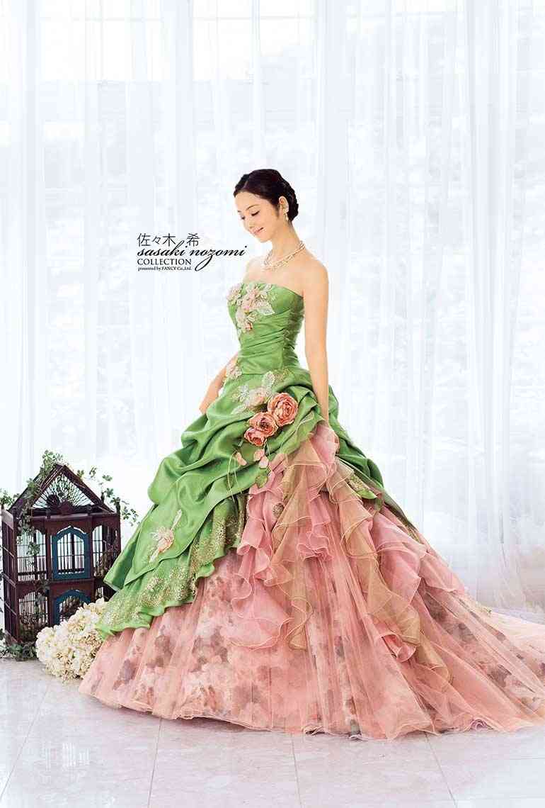 自身がプロデュースしたウエディングドレス姿の佐々木希、可愛すぎてドレスが霞んでる件