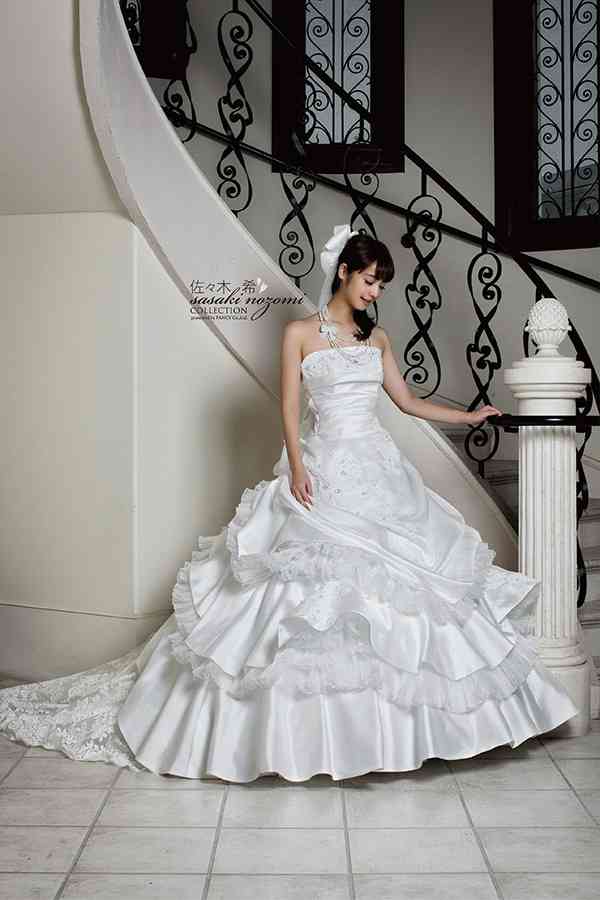 自身がプロデュースしたウエディングドレス姿の佐々木希、可愛すぎてドレスが霞んでる件