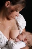 スタバ店内で授乳した母親に中年女性が激怒！その時店員は…