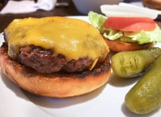 川越達也シェフがハンバーガーにナポリタンを挟む新発想のバーガーをプロデュース！