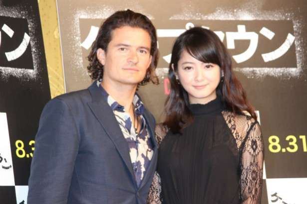 オーランド・ブルーム、佐々木希の“美顔”絶賛!本人思わず赤面