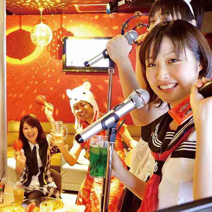 幅広い年代で盛りがれるカラオケ